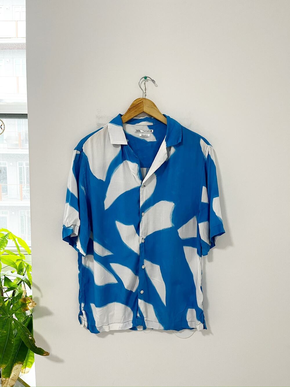 Zara Men's Blue & White Print Short Sleeve Button Up Top Size Medium